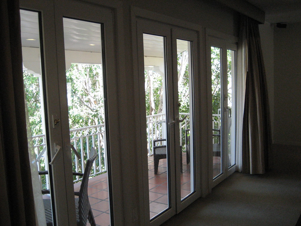 Terrasse composite avec garde-corps face à la mer